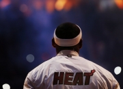 PG游戏APP-网坛孤勇者，德约科维奇美网鏖战扛起全队，剑指年终总决赛王座