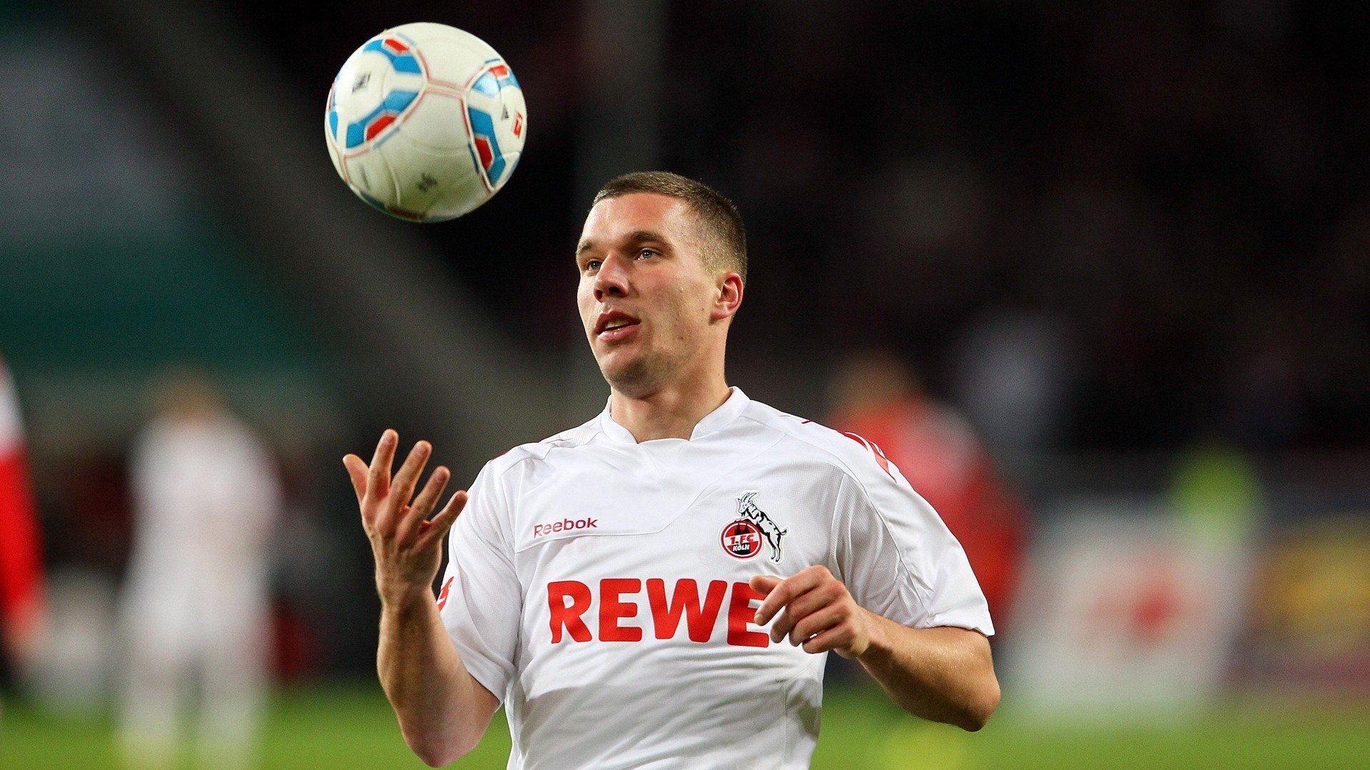 东方巨龙对决蓝鹰，萨拉赫意外成为全场焦点